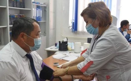 Қазалыда аудандық білім бөлімінің басшысы вакцина салдырды