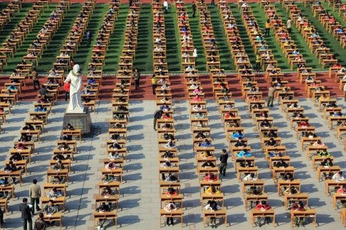 Ашық аспан астында 1000 студент сынақ тапсырды (СУРЕТ)