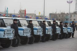 Аким Кызылординской области вручил полицейским ключи от 49 автомашин