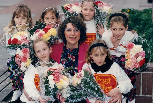 Алты қызы бірден дүниеге келген отбасы ( 3 сурет)