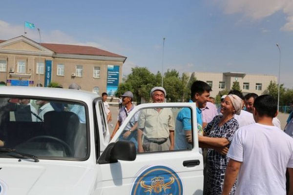 Жерлестері Нұрым Сәлімгереевке көлік мінгізді