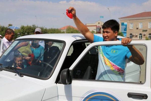 Жерлестері Нұрым Сәлімгереевке көлік мінгізді