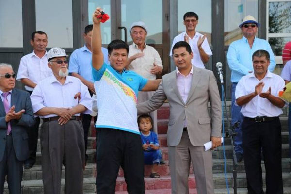 Жерлестері Нұрым Сәлімгереевке көлік мінгізді