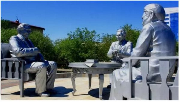 АҚЫННЫҢ АЛДЫНА ОТЫРЫП СУРЕТКЕ ТҮСКЕН БОЙЖЕТКЕН КӨПШІЛІКТІҢ АШУЫН КЕЛТІРДІ (ФОТО)