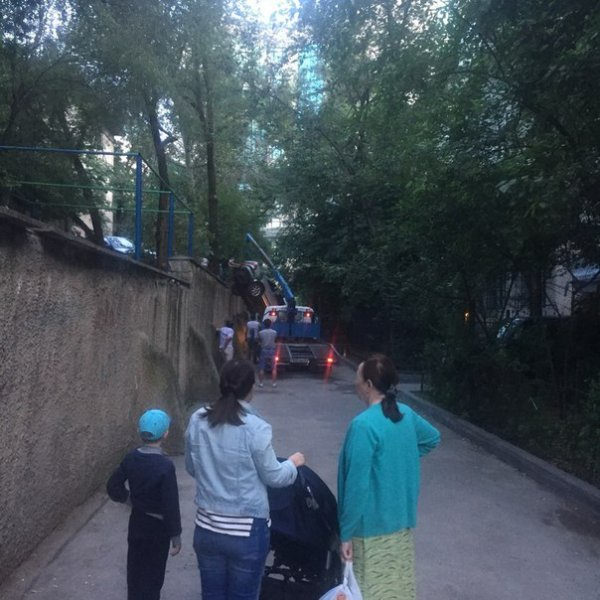 АЛМАТЫДА ҚАБЫРҒАҒА СҮЙЕНГЕН КӨЛІК ЖҰРТТЫ ТАҢЫРҚАТТЫ (ФОТО)