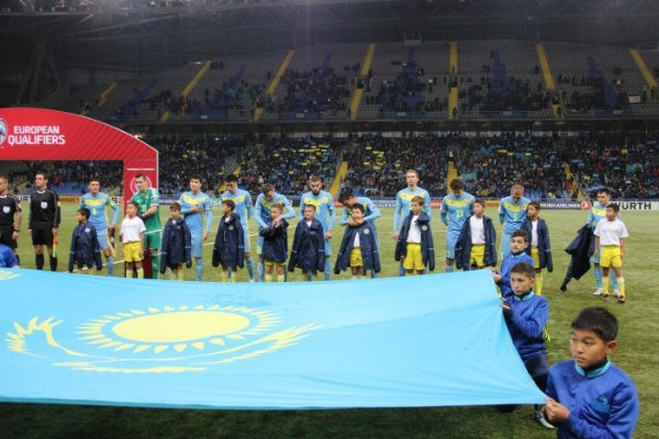 ҚАЗАҚСТАН ҚҰРАМАСЫ ФУТБОЛШЫЛАРЫ КҮРТЕШЕЛЕРІН БАЛАЛАРҒА КИГІЗДІ 