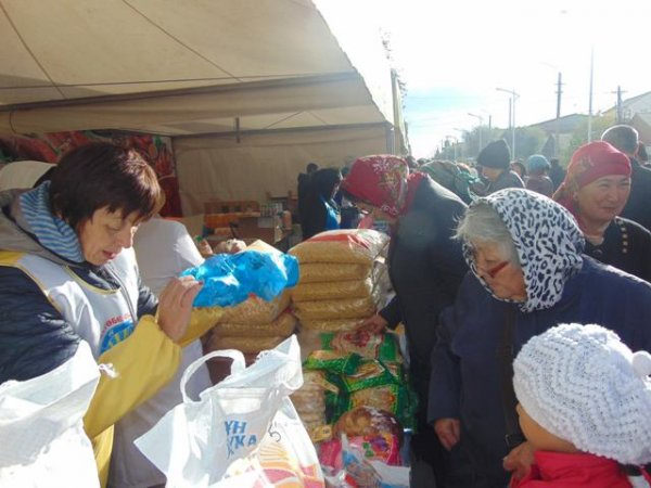 АҚТӨБЕ ЕҢБЕККЕРЛЕРІ ҚЫЗЫЛОРДАҒА 300 ТОННА ӨНІМ АЛЫП КЕЛДІ