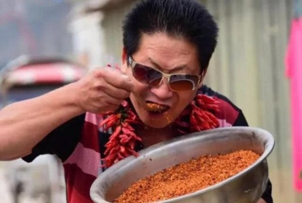 КҮНІГЕ АС ОРНЫНА АЩЫ БҰРЫШ ЖЕЙТІН АДАМ (СУРЕТ, ВИДЕО)