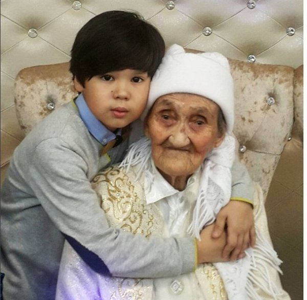 ҰЛЫҚПАН ЖОЛДАСОВ АНАСЫНЫҢ 90 ЖЫЛДЫҒЫН ДҮРКІРЕТІП ТОЙЛАДЫ (СУРЕТ)