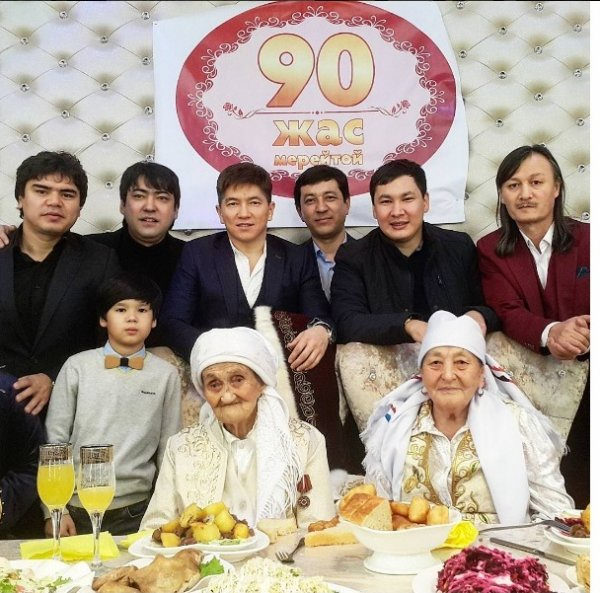 ҰЛЫҚПАН ЖОЛДАСОВ АНАСЫНЫҢ 90 ЖЫЛДЫҒЫН ДҮРКІРЕТІП ТОЙЛАДЫ (СУРЕТ)