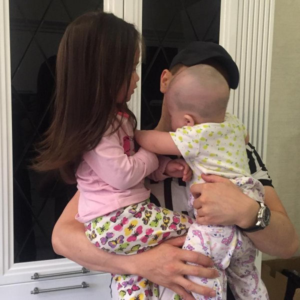 ӘКЕСІНЕ ТАЛАСҚАН МАЙҒАЗИЕВТЫҢ ҚЫЗДАРЫ ЖЕЛІ ҚОЛДАНУШЫЛАРЫН СҮЙСІНТТІ (ФОТО)