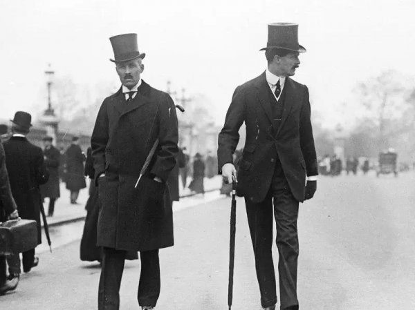 ЕРЛЕРГЕ КОСТЮМНІҢ СОҢҒЫ ТҮЙМЕСІН НЕЛІКТЕН ТАҒУҒА БОЛМАЙДЫ? (ФОТО)