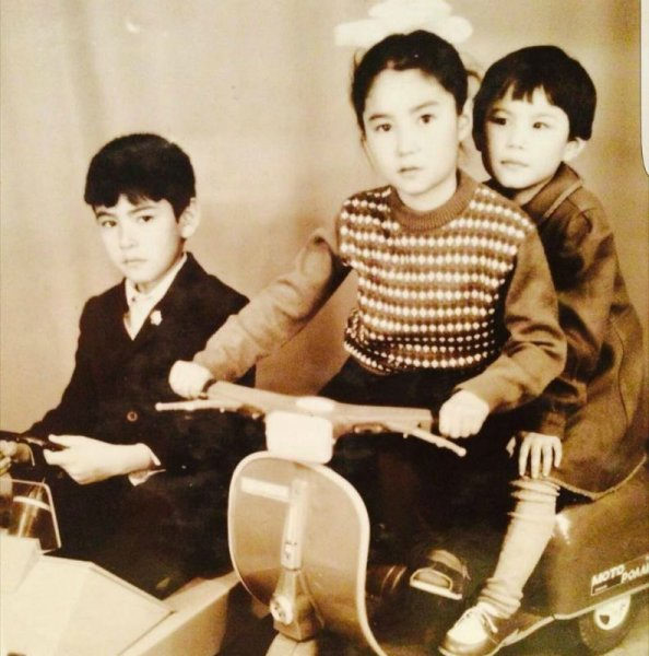 МЕЙРАМБЕК БЕСБАЕВ ЕШ ЖЕРДЕ ЖАРИЯЛАНБАҒАН ОТБАСЫЛЫҚ СУРЕТТЕРІН КӨРСЕТТІ (ФОТО)