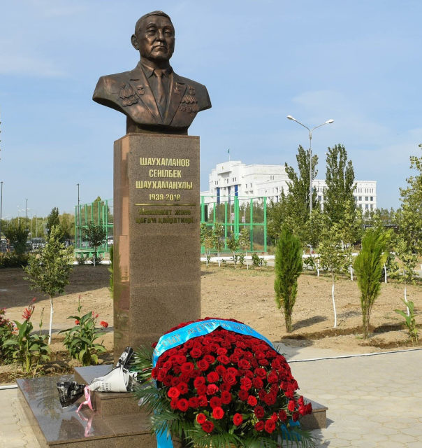 Открыт памятник-бюст государственному и общественному деятелю Сеилбеку Шаухаманову
