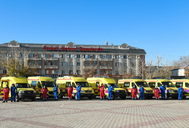 Глава региона вручила ряду медучреждений 44 новые машины санитарной скорой помощи