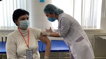 Қызылорда облысының әкімі коронавируске қарсы вакцина салдырды
