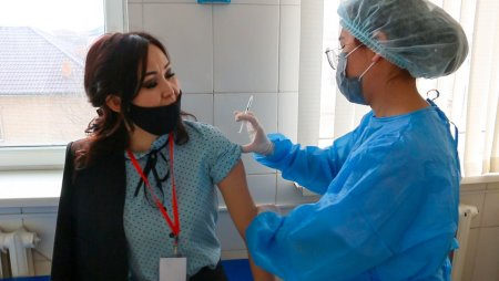 Қызылордада ұстаздарға вакцина салына бастады