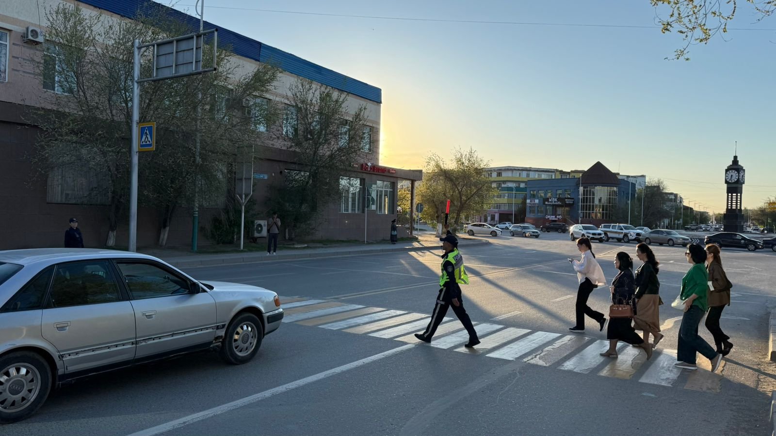 Қызылордада патрульдік полицейлер мен блогер балаларға қауіпсіздікті үйретті