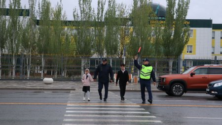 Қауіпсіз өткел: мектеп оқушыларының қауіпсіздігін күзеткен тәртіп сақшылары