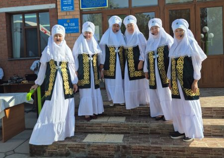 Сайлау күні өнер ұжымдары тұрғындарға көтеріңкі көңіл-күй сыйлады