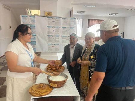 60 жыл бірге: Тортаевтар отбасы ұлттық киіммен өз таңдауын жасады